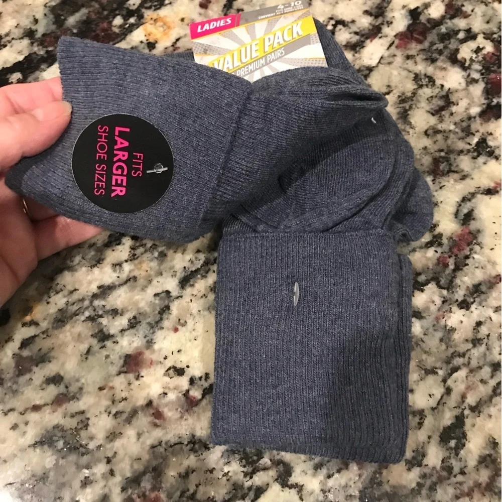 New 3-pair Package Ladies Crew SOCKS NWT